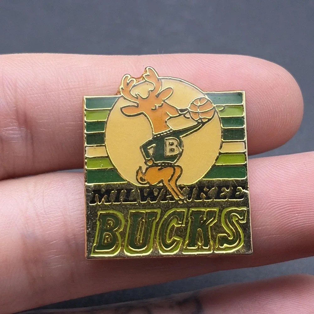 Vintage Milwaukee Bucks NBA‎ Basketball Mascot Logo Lapel Hat Pin